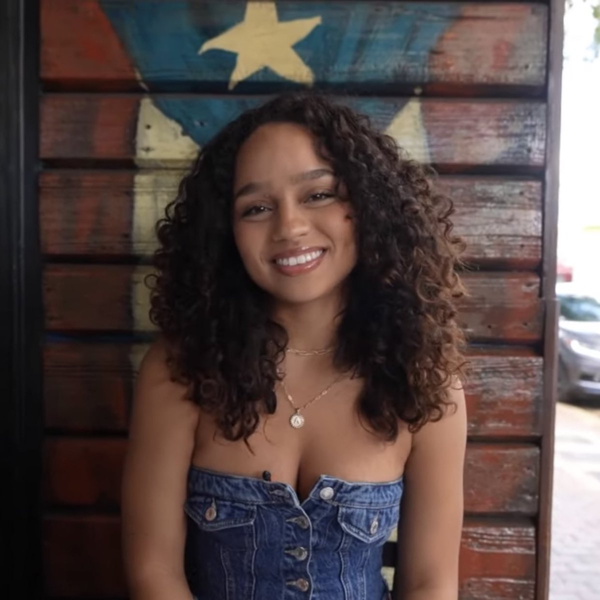 alondrambra's tweet photo. Hoje saiu o vídeo “22 perguntas com Alondra”, um novo formato de vídeo muito legal que Angel22 começou à realizar para conhecermos mais as integrantes, e dessa vez foi com a Alondra.☀️🪽

— Confira na íntegra:
https://t.co/HnqAQyybSf https://t.co/jkZLfFkELQ