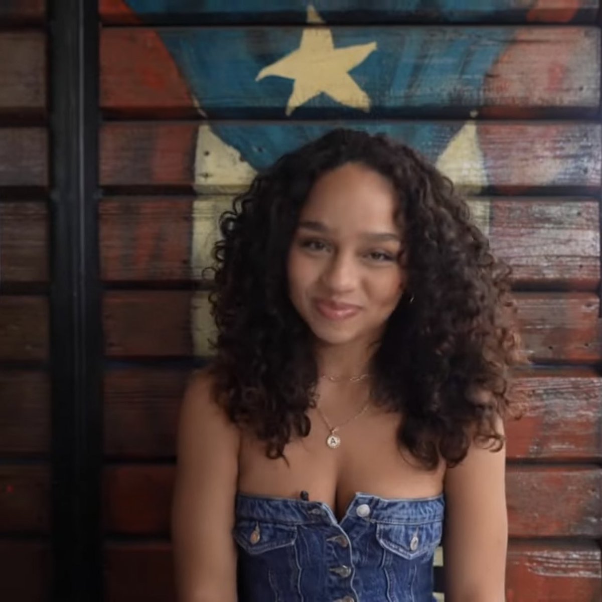 alondrambra's tweet photo. Hoje saiu o vídeo “22 perguntas com Alondra”, um novo formato de vídeo muito legal que Angel22 começou à realizar para conhecermos mais as integrantes, e dessa vez foi com a Alondra.☀️🪽

— Confira na íntegra:
https://t.co/HnqAQyybSf https://t.co/jkZLfFkELQ