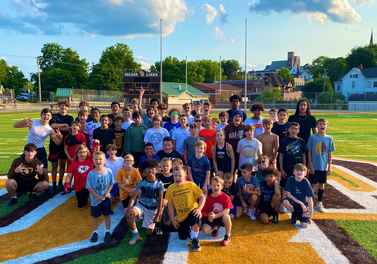GoldenLionFoot1's tweet photo. 3 days of awesome campers at the annual Greensburg Salem Youth Football Camp ❗️Great work by all who made it possible ❗️🏈✅🦁#BuyIn https://t.co/uMHg0nLDWb