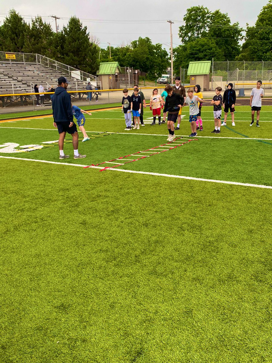 GoldenLionFoot1's tweet photo. 3 days of awesome campers at the annual Greensburg Salem Youth Football Camp ❗️Great work by all who made it possible ❗️🏈✅🦁#BuyIn https://t.co/uMHg0nLDWb
