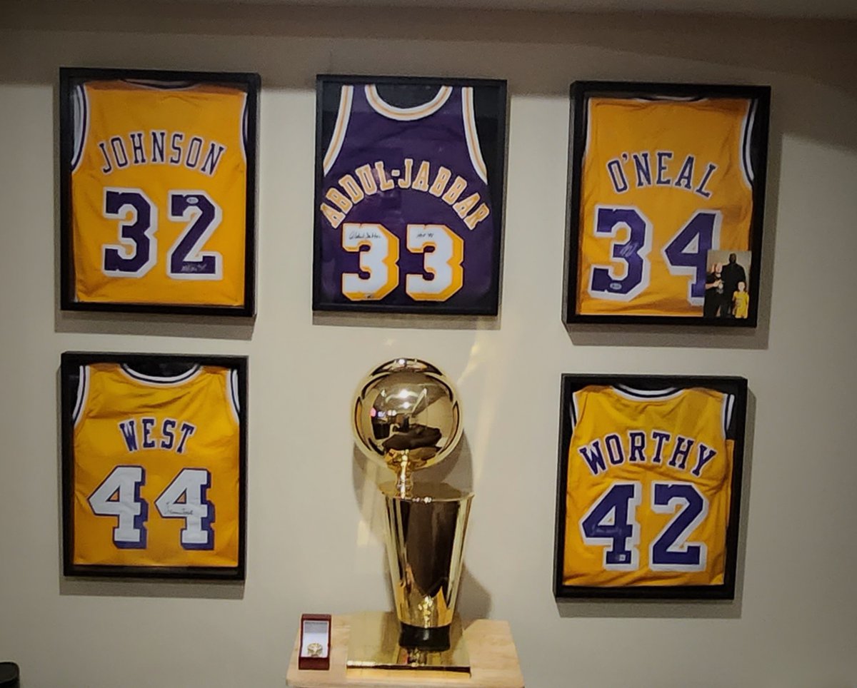 jmkc33's tweet photo. @ManCaveMaker my centerpiece of the Lakers Man Cave https://t.co/swrz3zyooQ