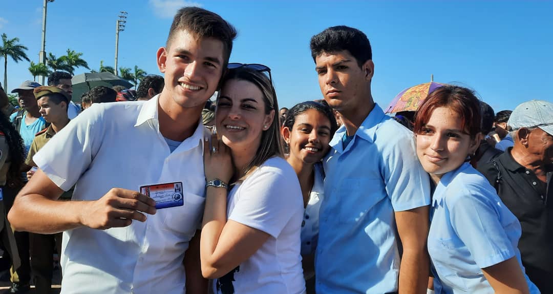 AylinAlvarezG's tweet photo. Hay que tener temple para ser un Joven Comunista(...) Si se es estudiante, hay que ser inexorablemente buen estudiante. Muchas Felicidades a todos los #Jóvenes que ingresaron a las filas de la @UJCdeCuba en #SantaClara. #ComoElChe #UnaMejorJuventud @DiazCanelB @DrRobertoMOjeda https://t.co/NlFUl6hJJq