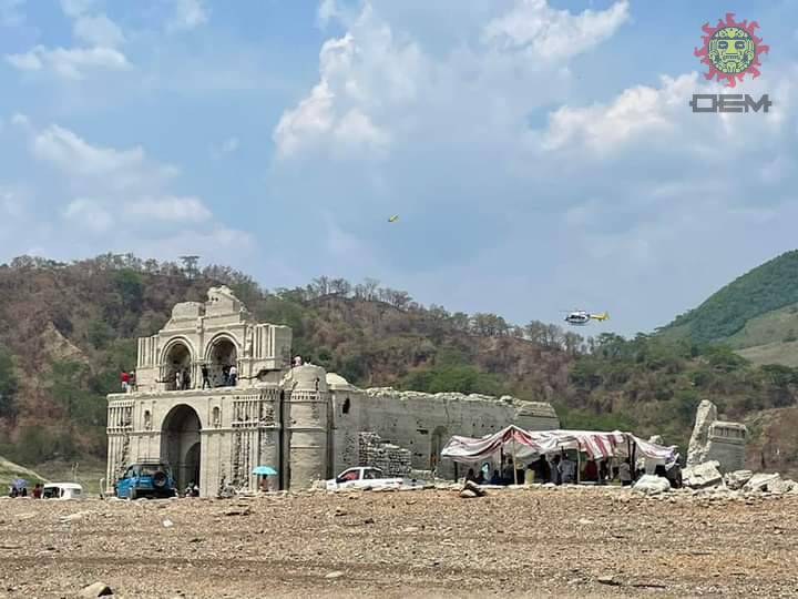 diariosur_oem's tweet photo. El Templo de Santiago Apostol en #Quechula, ha quedado al descubierto por la falta de lluvias, lo que ha provocado que el nivel de agua del río Grijalva disminuya
#NotaCompleta: https://t.co/7qIGngxN99
📸 César Marín y Javier Iván https://t.co/Oygr6dBQz4