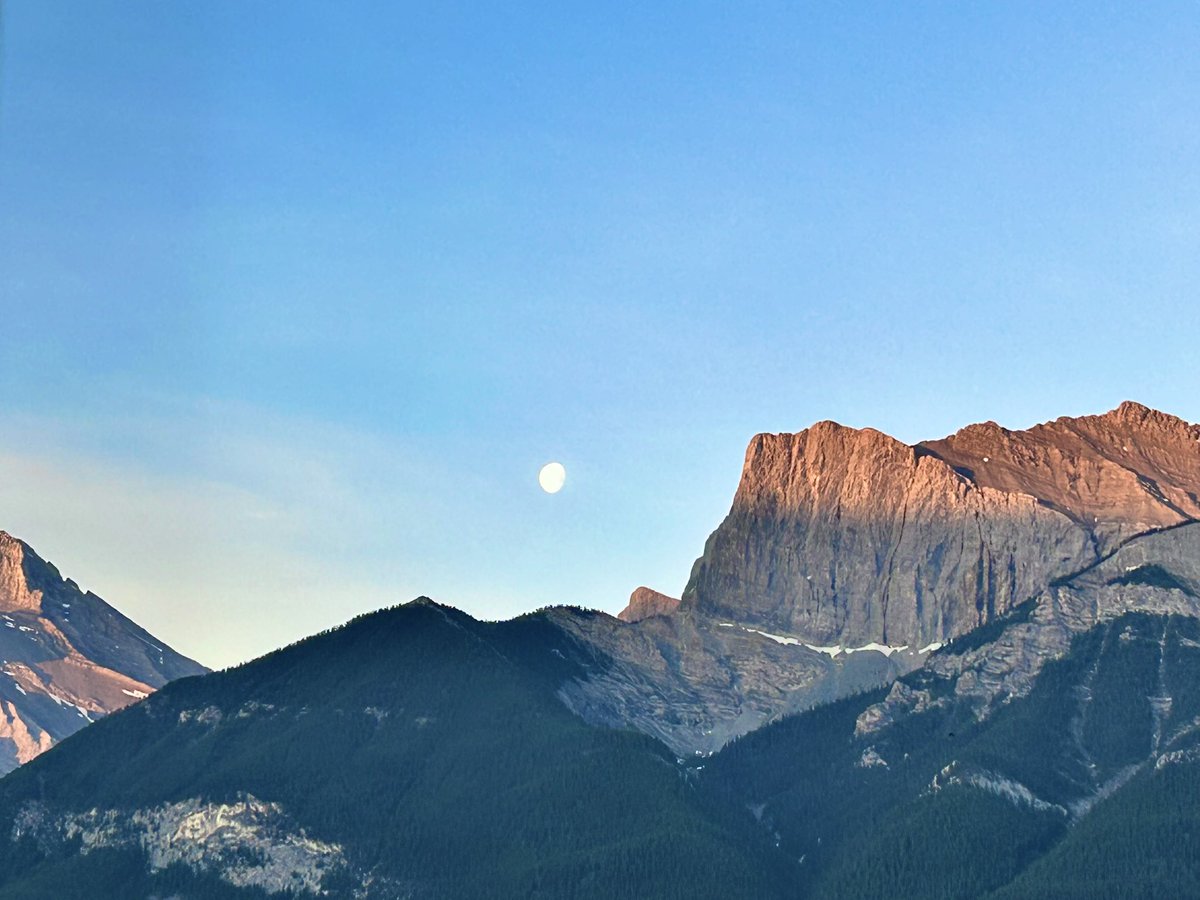 I woke up to this spectacular view in Canmore. 
@basecampresorts 

#exploreCanmore