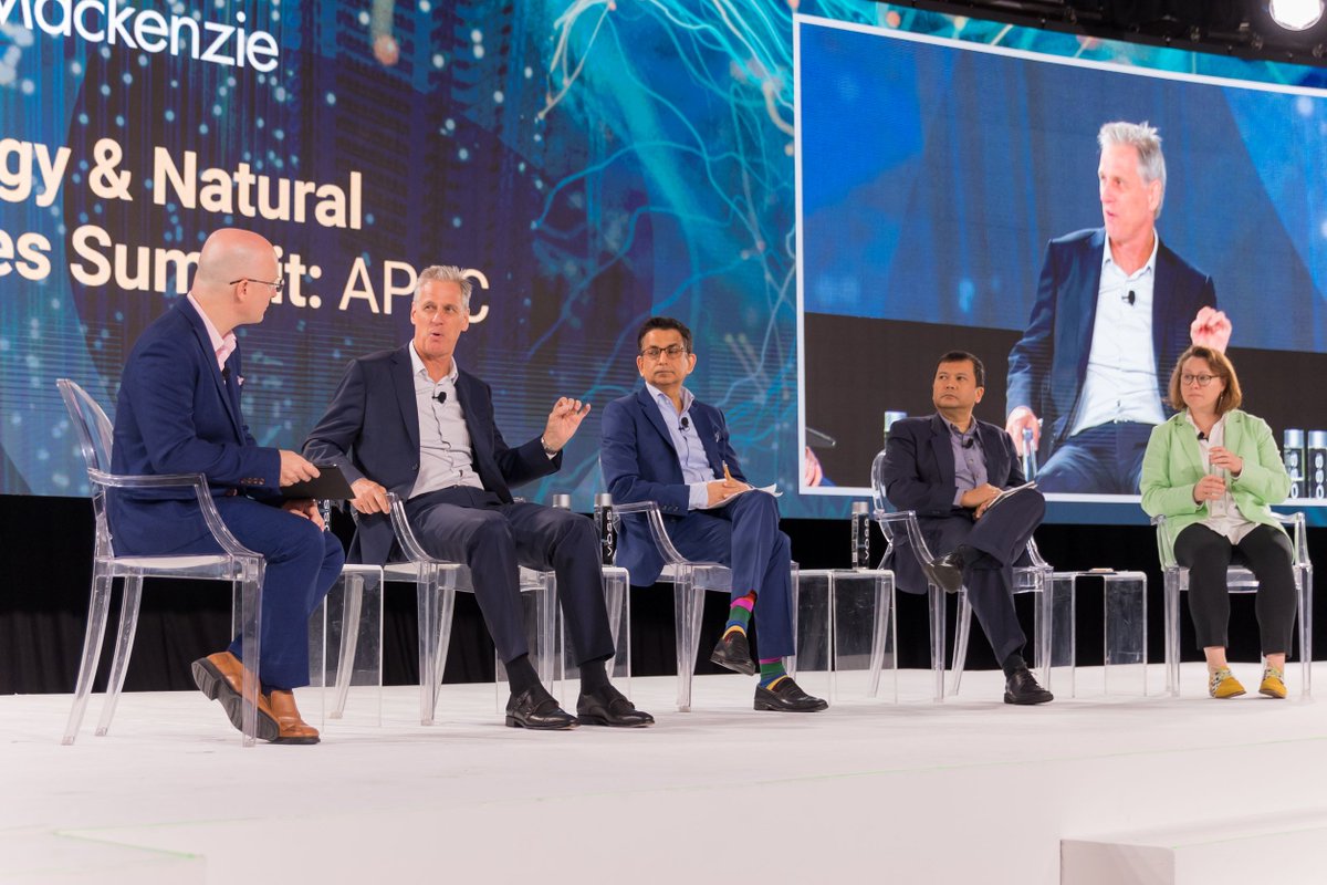 WoodMackenzie's tweet photo. Engaging session at #WMSummitAPAC! Wood Mackenzie's Angus Rodger and Mhairidh Evans led a discussion on the future of low carbon upstream in APAC and beyond. Industry experts from Standard Chartered Bank, Medco Energi, and SKK Migas shared exciting insights. Stay tuned for more! https://t.co/oTEdCYvzTQ