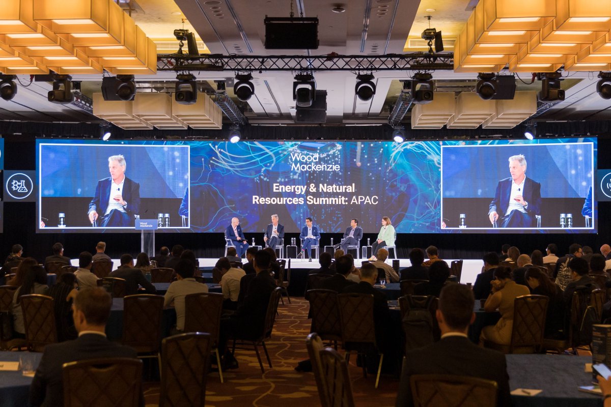 WoodMackenzie's tweet photo. Engaging session at #WMSummitAPAC! Wood Mackenzie's Angus Rodger and Mhairidh Evans led a discussion on the future of low carbon upstream in APAC and beyond. Industry experts from Standard Chartered Bank, Medco Energi, and SKK Migas shared exciting insights. Stay tuned for more! https://t.co/oTEdCYvzTQ