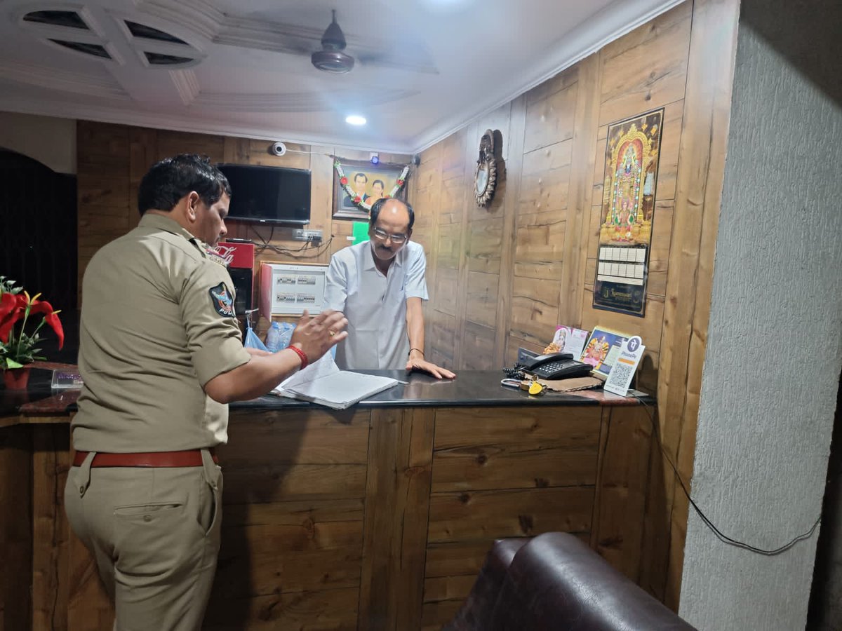 SRIKAKULMPOLICE's tweet photo. రాత్రివేళ లాడ్జీల్లో ఆకస్మిక తనిఖీలు చేపట్టిన పోలీసులు..
అసాంఘిక, నేర కార్యకలాపాల నిరోధానికి పకడ్బందీ చర్యలు చేపట్టారు. తనిఖీల్లో భాగంగా అనుమానిత వ్యక్తుల వివరాలను క్షుణ్ణంగా పరిశీలించారు.
@APPOLICE100
#Lodgechecking
#Srikakulampolice
#Preventivemeasures https://t.co/iTBlyCbRyd