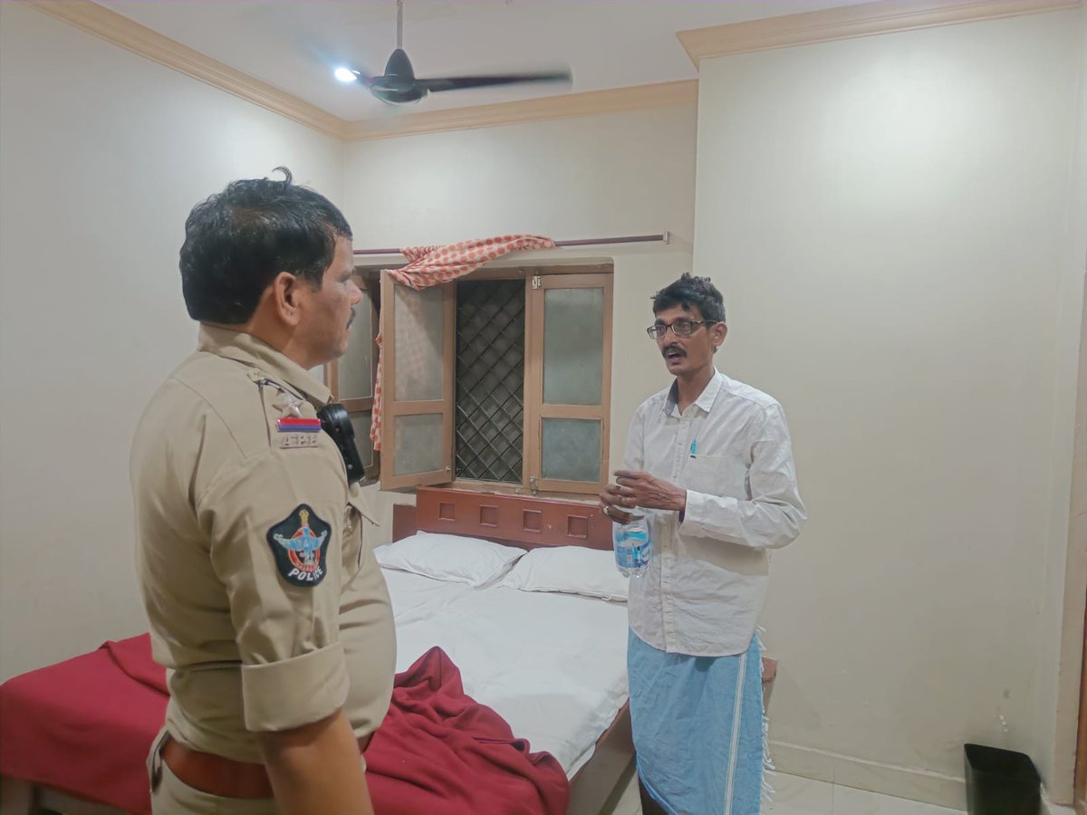 SRIKAKULMPOLICE's tweet photo. రాత్రివేళ లాడ్జీల్లో ఆకస్మిక తనిఖీలు చేపట్టిన పోలీసులు..
అసాంఘిక, నేర కార్యకలాపాల నిరోధానికి పకడ్బందీ చర్యలు చేపట్టారు. తనిఖీల్లో భాగంగా అనుమానిత వ్యక్తుల వివరాలను క్షుణ్ణంగా పరిశీలించారు.
@APPOLICE100
#Lodgechecking
#Srikakulampolice
#Preventivemeasures https://t.co/iTBlyCbRyd