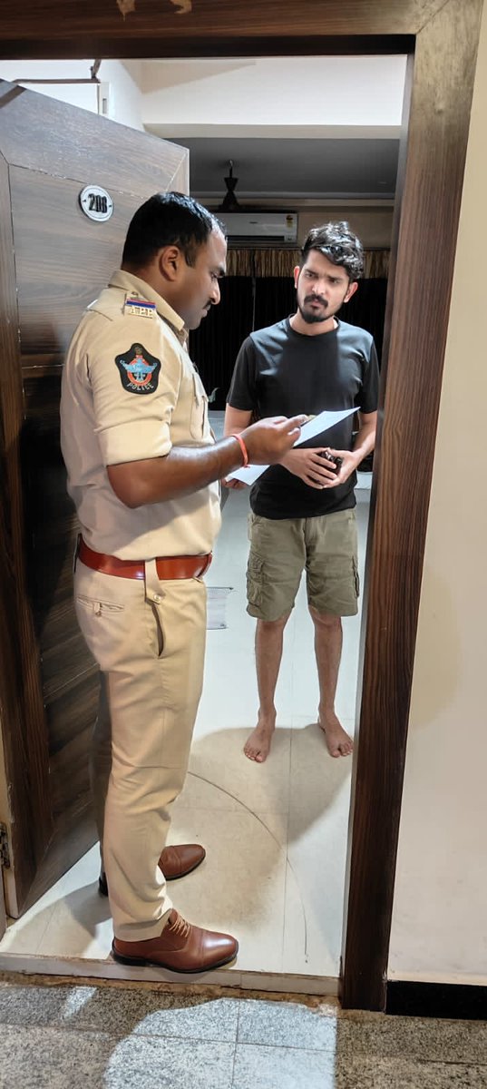 SRIKAKULMPOLICE's tweet photo. రాత్రివేళ లాడ్జీల్లో ఆకస్మిక తనిఖీలు చేపట్టిన పోలీసులు..
అసాంఘిక, నేర కార్యకలాపాల నిరోధానికి పకడ్బందీ చర్యలు చేపట్టారు. తనిఖీల్లో భాగంగా అనుమానిత వ్యక్తుల వివరాలను క్షుణ్ణంగా పరిశీలించారు.
@APPOLICE100
#Lodgechecking
#Srikakulampolice
#Preventivemeasures https://t.co/iTBlyCbRyd