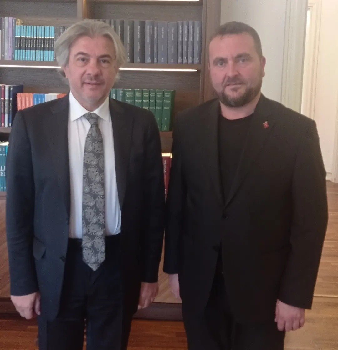 Genel Yayın Yönetmenimiz <a href="/mfbyhan/">Fatih Bayhan</a> Kültür ve Turizm Bakan Yardımcısı Değerli kültür insanı Sn,  <a href="/AhmetMisbah/">Ahmet Misbah Demircan</a> 'ı makamında ziyaret ederek yeni döneme dair istişarelerde bulundu. Nazik kabulü için teşekkür ederiz.