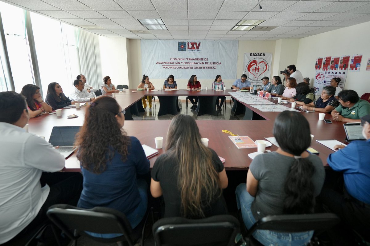lizarroyo4t's tweet photo. Asistí a la reunión de trabajo con colectivas, colectivos y familiares de personas desaparecidas en el Estado de Oaxaca, para establecer puntos de acuerdo con titulares y coordinadores de la #CEBPEO, del CADH Oaxaca, personal de la Vicefiscalía de Atención a Víctimas y el Titular de la #CEAV Oaxaca.
A esta reunión también asistieron las compañeras diputadas Nancy Benítez, Maria Luisa Matus, Tania Caballero y Haydeé Reyes.
@CongresoOaxaca_
#LizArroyo