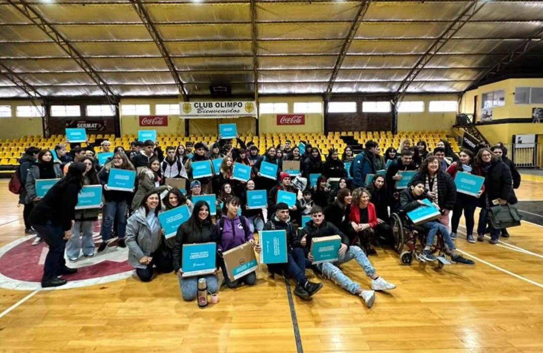 ClaudioRMartini's tweet photo. Tercer entrega de Nets en B.Blanca #ConectarIgualdadBonaerense mas de 500 jóvenes del último año de las Secundarias N° 3, 11, 16, 17, 20, 22, 30, 38 y EEST N° 4 recibieron su equipo. La alegría y el agradecimiento de las y los  estudiantes es incomparable!
@AlbertoSileoni https://t.co/3O1WA0hncK