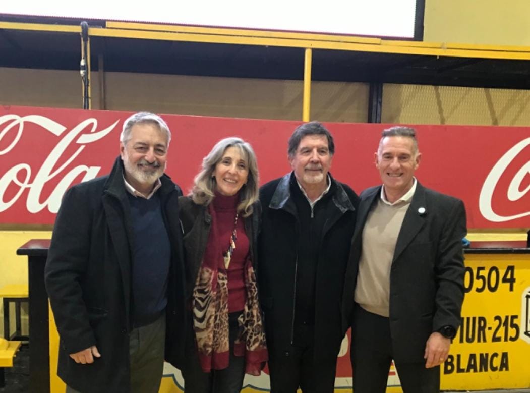 ClaudioRMartini's tweet photo. Tercer entrega de Nets en B.Blanca #ConectarIgualdadBonaerense mas de 500 jóvenes del último año de las Secundarias N° 3, 11, 16, 17, 20, 22, 30, 38 y EEST N° 4 recibieron su equipo. La alegría y el agradecimiento de las y los  estudiantes es incomparable!
@AlbertoSileoni https://t.co/3O1WA0hncK