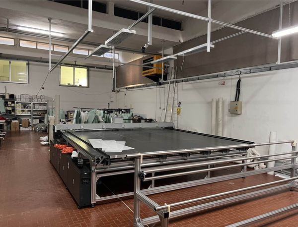 DavidCh30647242's tweet photo. Projector cutting system
It can project the preset finished size into the cutting range of the machine, using the high pixel count of the projector for more accurate positioning, advance planning of the cutting scheme, and a visual advance knowledge of the cutting effect. https://t.co/AbLKzsjV9R
