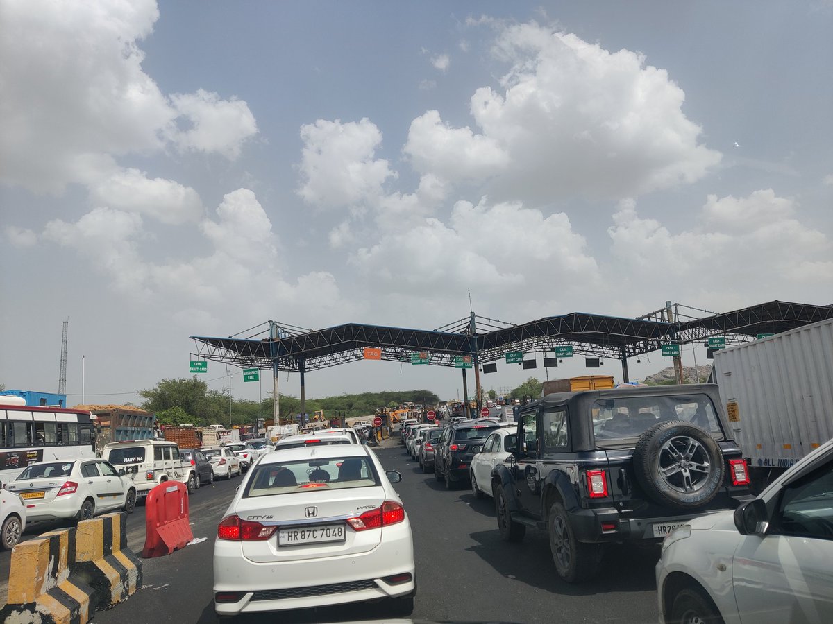 fbdcitizens's tweet photo. ये गुरुवार दोपहर का है, नॉन पीकिंग ऑवर कहते हैं इसे, लेकिन गुड़गांव-फरीदाबाद रोड पर कोई राहत नहीं है। इस टोल को जल्द से जल्द फास्टैग स्वचालित किया जाना चाहिए।
@cmohry @FASTag_NETC
@HaryanaPwd
#Fastag #Gurugram #GFRoad #Faridabad #Haryana #HaryanaNews #TollTax https://t.co/YJG2BcVvnf