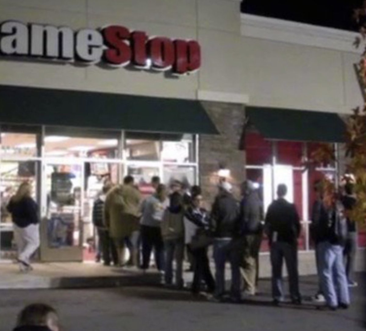 ModernNotoriety's tweet photo. Kids today will never know midnight releases at Gamestop 🎮 https://t.co/gHS800bwgI