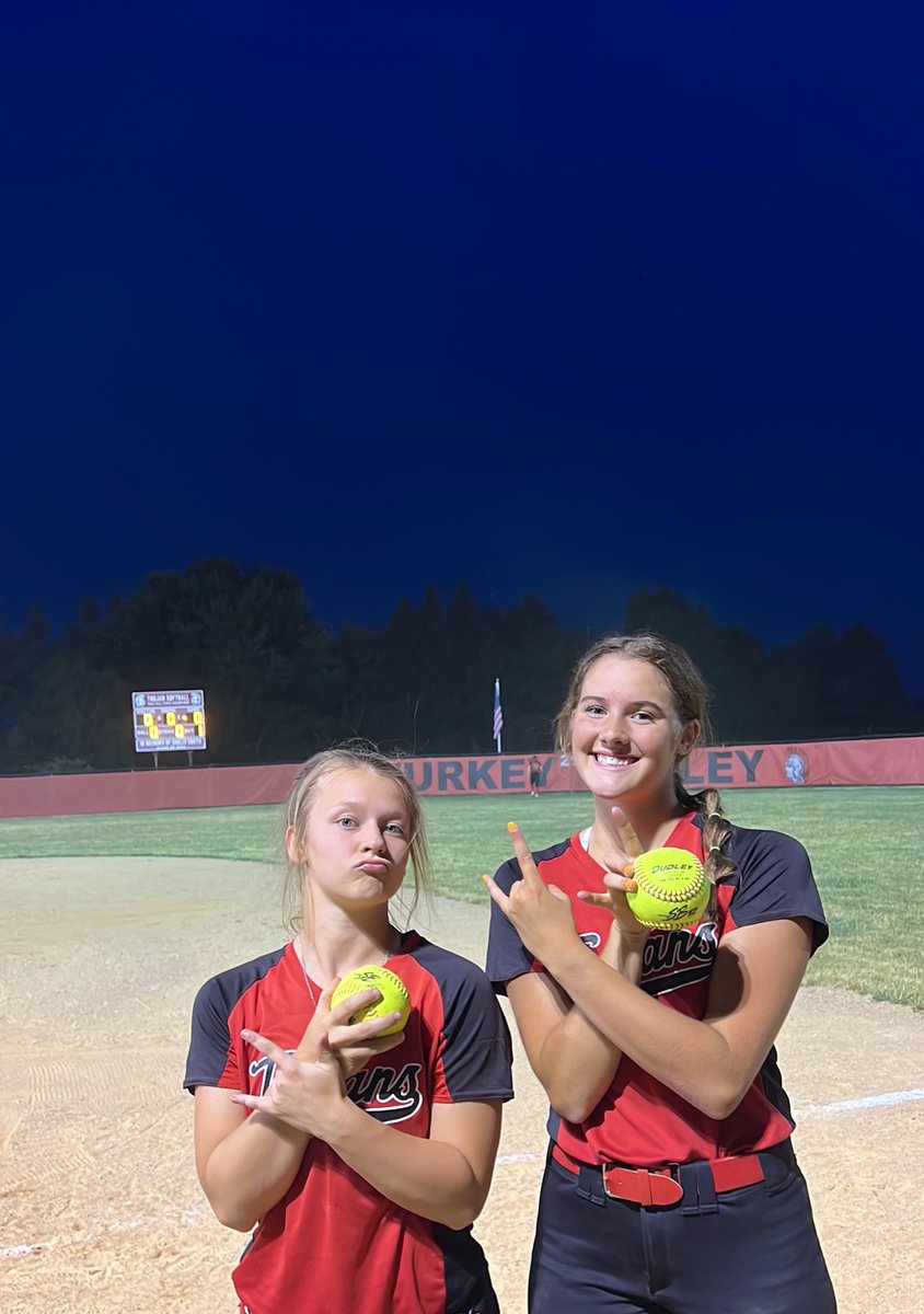 AnthonyTroyna's tweet photo. Maici Weber with a 💣 in game 1, Clare Courtney 💣 in game 2! Clare also with a walkoff base hit in game 2! @TVsoftball @TVPride1 https://t.co/F0S8C7FJZg