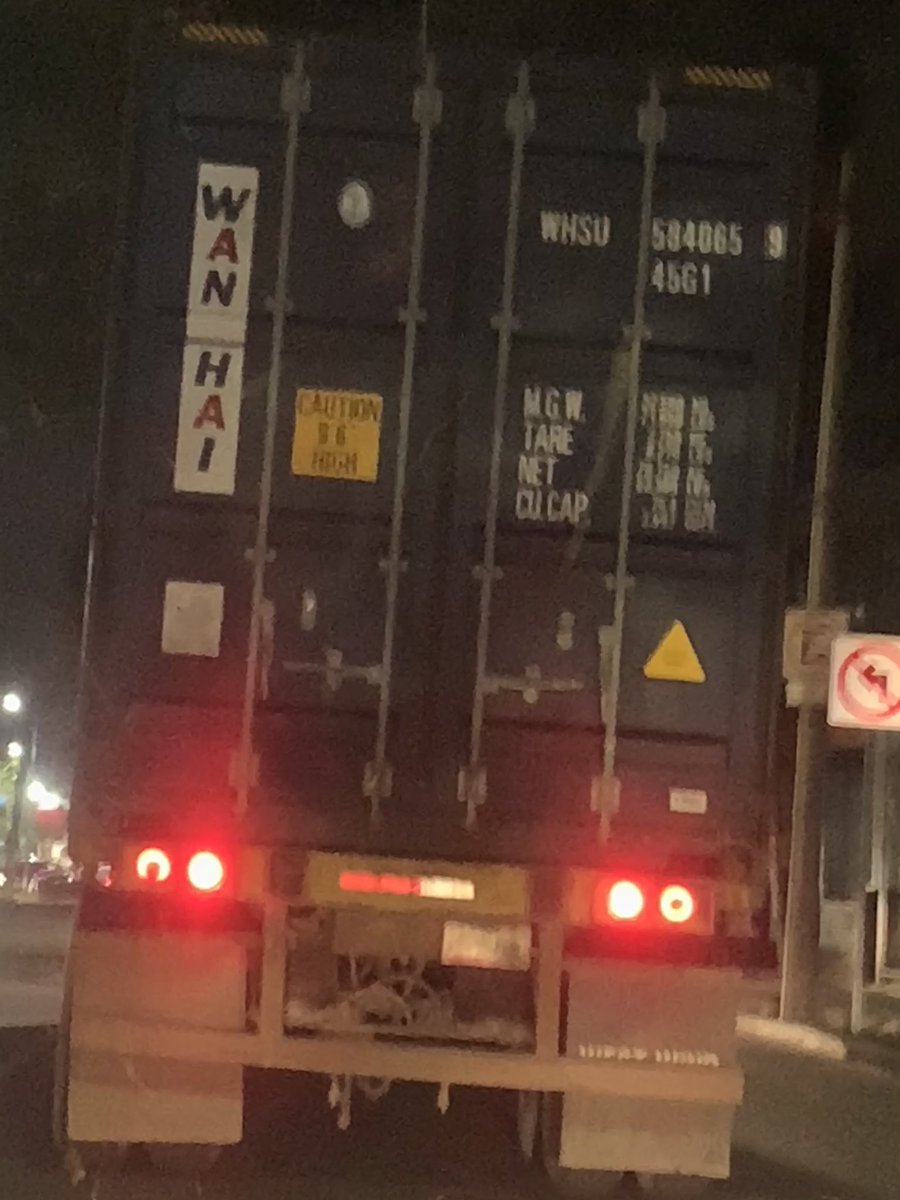 RulasVrdz's tweet photo. @Trafico_ZMG trailer con contenedor circulando por vialidad prohibida,Calle Ontario, (Providencia Sur)además de haber tirado varías líneas de comunicación y eléctricas, y casi tirar un semáforo, se dio a la fuga, placas 137-EJ-3 y remolque con placas borradas https://t.co/9s4lzknEbK