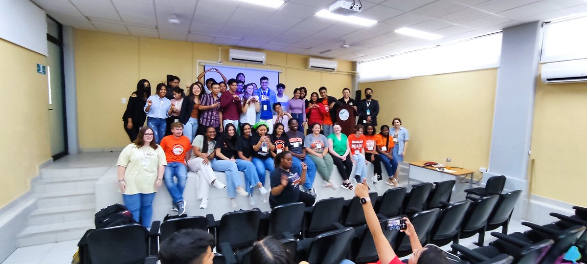 yonatancruzh's tweet image. Él es mi amigo Justin de @MercerYou que nos visitó junto con otros Estudiantes y Docentes de la misma Universidad de Macon, Georgia USA durante 3 semanas en @SoyUTIM

Justin impartió una conferencia sobre el programa #Fulbright #COMEXUS acompañada de la Mtra. Madde Guerke.