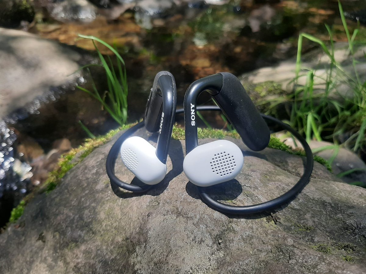vivodeporte730's tweet photo. Conocimos los nuevos #FloatRun, audífonos diseñados para deportistas de Sony. Audífonos externos que no entran al oído, no se acumula el sudor, nos permiten escuchar el ruido exterior y muy ligeros, que dan gran comodidad. ¡Hasta 10 horas de batería y calidad de sonido! https://t.co/mDuZ3F5wrw