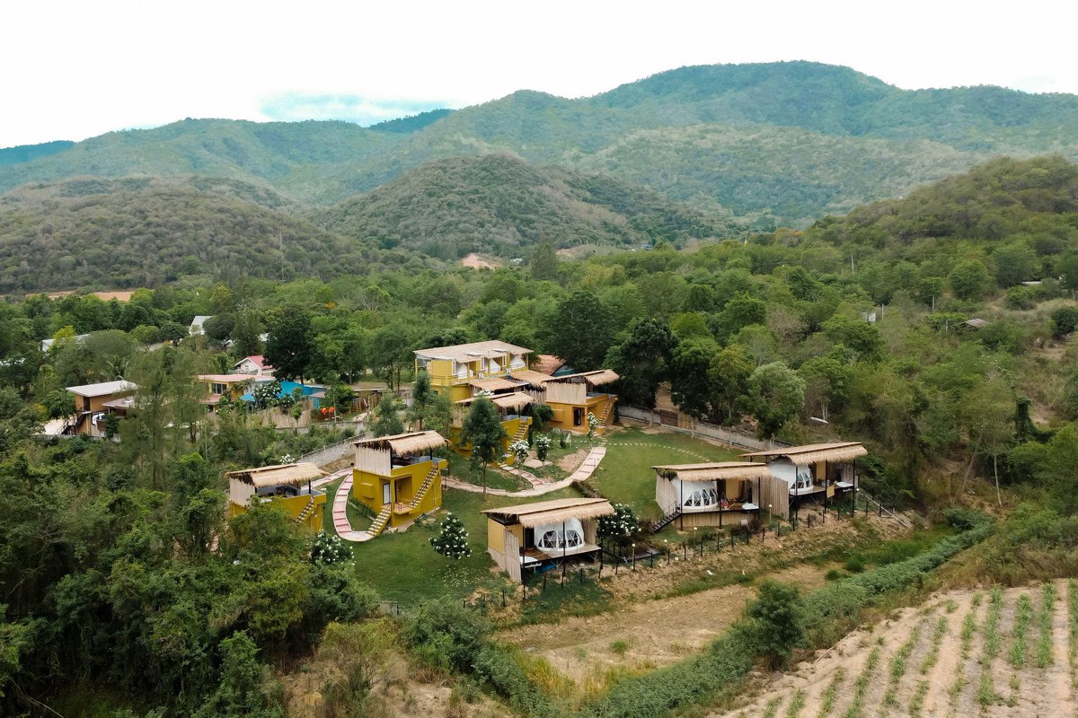 ffnchubby's tweet photo. 🌳🏕️ฤดูสีเขียววนกลับมาอีกครั้ง ไปรีสอร์ทแกลมปิ้งสไตล์นอดิก Mondara Villa and Glamping สวนผึ้ง จ.ราชบุรี ขับรถจากกรุงเทพแค่ 3 ชั่วโมงก็ถึงแล้ว พักผ่อนท่ามกลางธรรมชาติ โอบล้อมด้วยภูเขา นอนเต็นท์โดมติดแอร์ แช่อ่างชมวิวเขา กินหมูกระทะแบบฟินๆ แบบนี้สิที่บรรยากาศที่คิดถึง https://t.co/rjgo4DBFyf