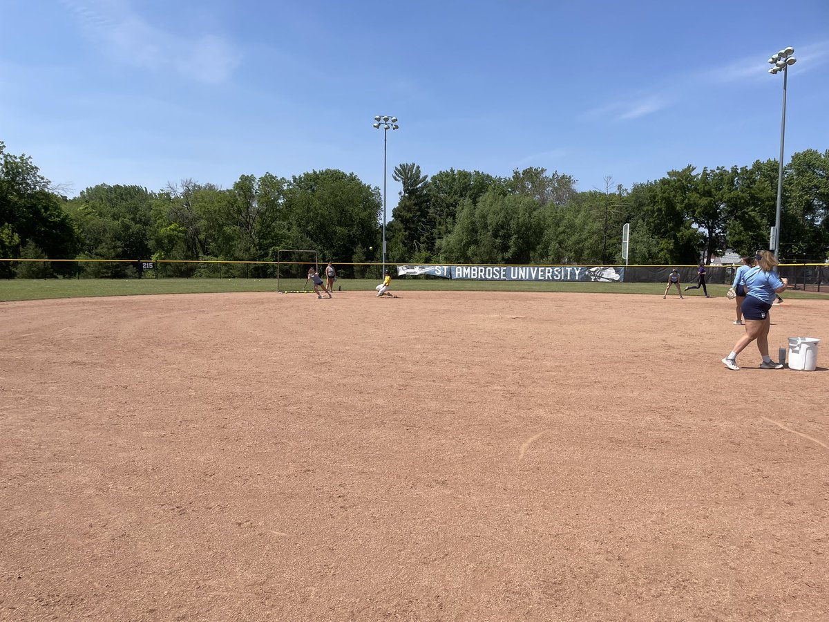 Just reminiscing on camp day…🤩🤩 Thank you to everyone who came out to our Prospect camp!! 
#gobees #stingersup #fightingbeessoftball