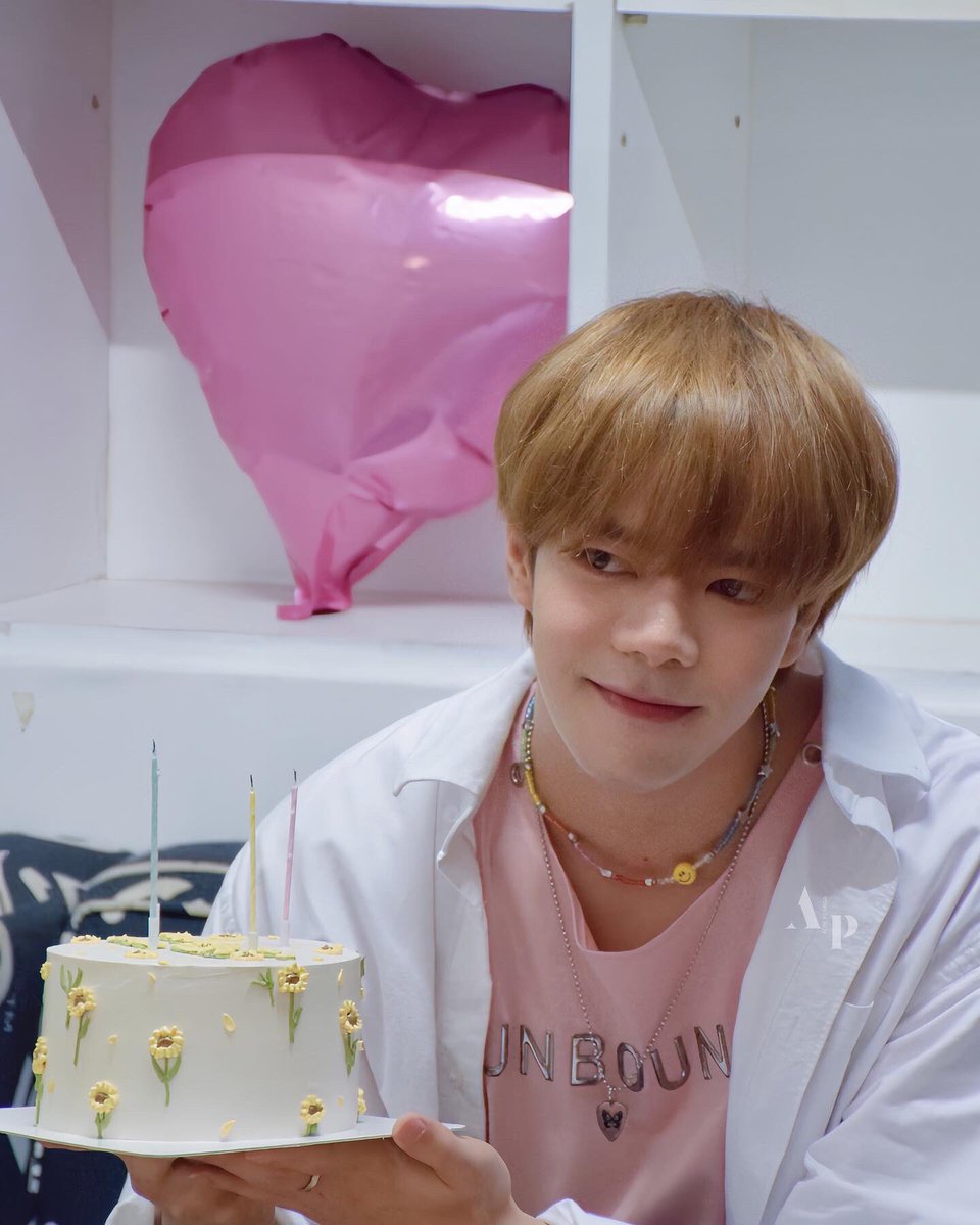 PemigaTana's tweet photo. Happy YOYO’s 24th Birthday 🎂🌻
Wishing you a beautiful day with good health and happiness forever. Happy birthday
#YOYOthanawin #HAPPYYOYODAY #HAPPYYOYO24thBirthday https://t.co/YC1db3zdfn