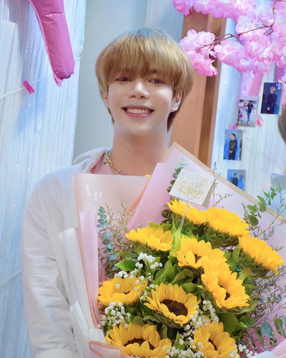 PemigaTana's tweet photo. Happy YOYO’s 24th Birthday 🎂🌻
Wishing you a beautiful day with good health and happiness forever. Happy birthday
#YOYOthanawin #HAPPYYOYODAY #HAPPYYOYO24thBirthday https://t.co/YC1db3zdfn