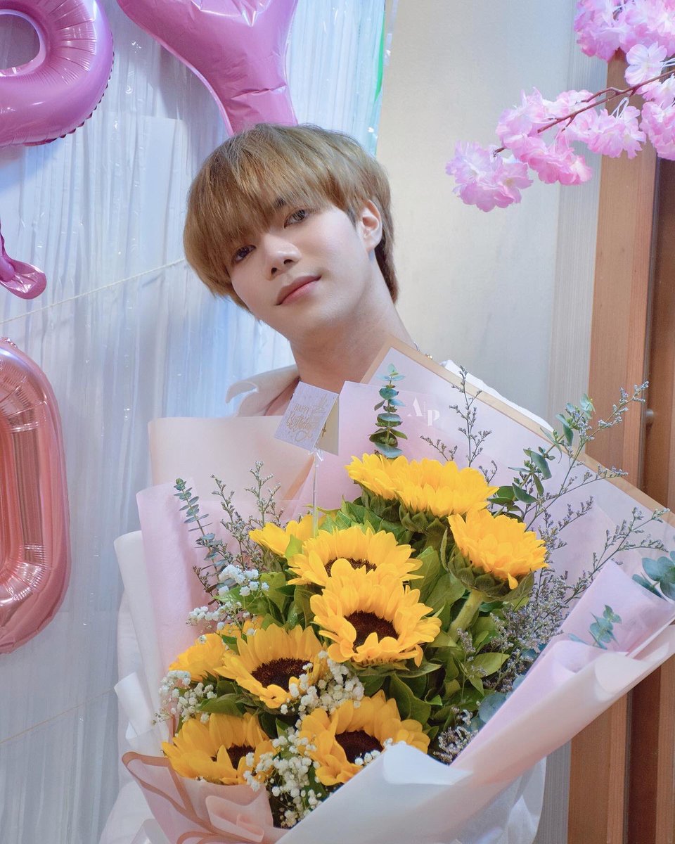 PemigaTana's tweet photo. Happy YOYO’s 24th Birthday 🎂🌻
Wishing you a beautiful day with good health and happiness forever. Happy birthday
#YOYOthanawin #HAPPYYOYODAY #HAPPYYOYO24thBirthday https://t.co/YC1db3zdfn