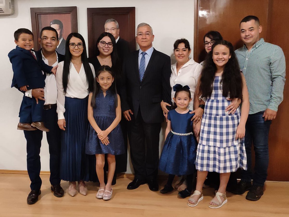ignacio_rubi's tweet photo. En compañía de la Mtra. Isy Martínez titular de @somoscecytem, del Ing. Luis Antonio Jiménez representante del Subsecretario de Educación Media Superior; de excompañeros de trabajo y de mi familia, asistí a la colocación de fotografía en la “Sala de Directores” de la institución. https://t.co/PPLMtrw6jf