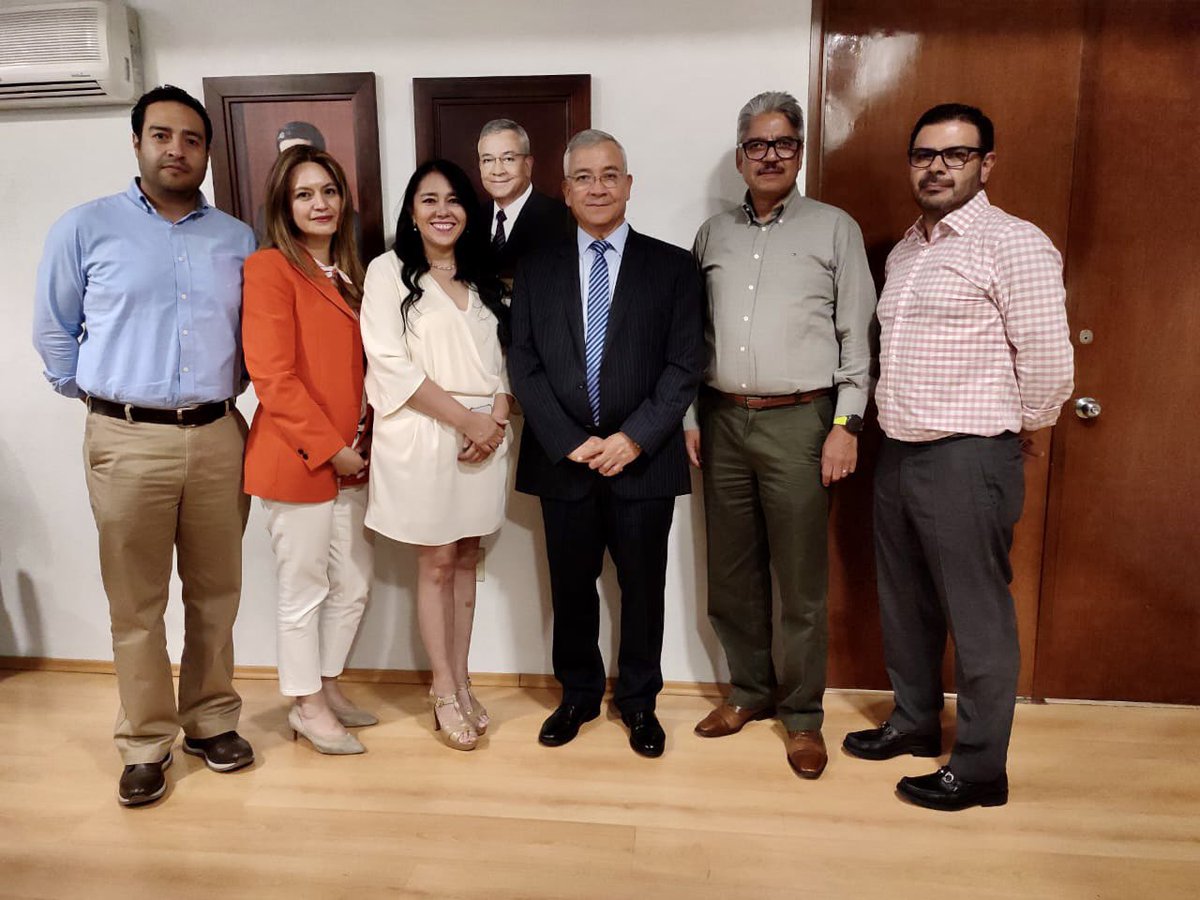 ignacio_rubi's tweet photo. En compañía de la Mtra. Isy Martínez titular de @somoscecytem, del Ing. Luis Antonio Jiménez representante del Subsecretario de Educación Media Superior; de excompañeros de trabajo y de mi familia, asistí a la colocación de fotografía en la “Sala de Directores” de la institución. https://t.co/PPLMtrw6jf