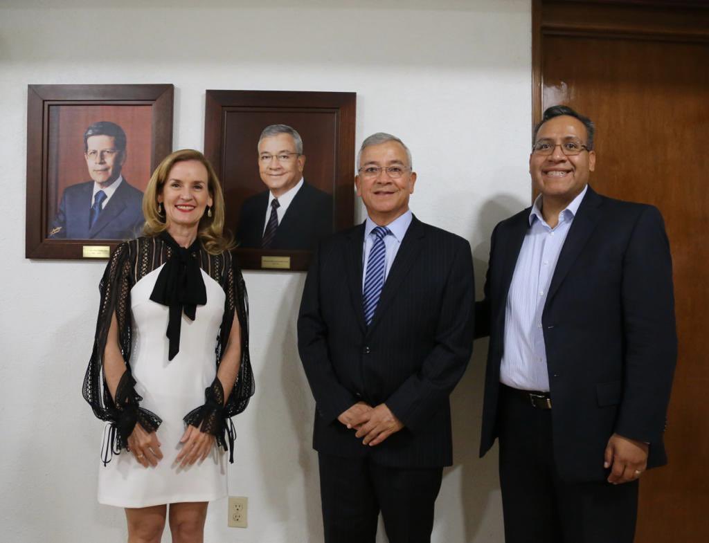 ignacio_rubi's tweet photo. En compañía de la Mtra. Isy Martínez titular de @somoscecytem, del Ing. Luis Antonio Jiménez representante del Subsecretario de Educación Media Superior; de excompañeros de trabajo y de mi familia, asistí a la colocación de fotografía en la “Sala de Directores” de la institución. https://t.co/PPLMtrw6jf