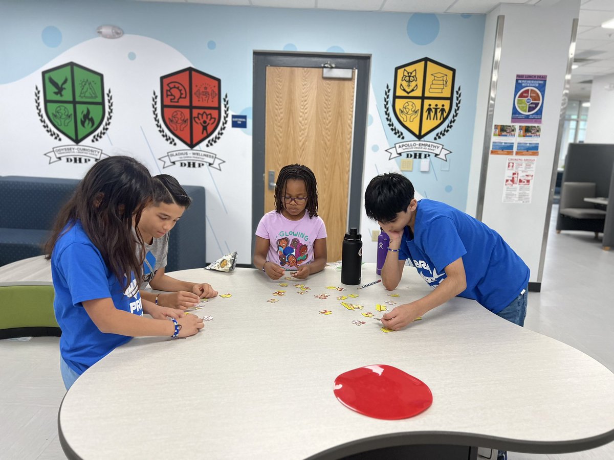 KarilyCruz's tweet photo. Huge thank you to #bigidea for stopping by today and working with our #newexplorers. Another great day of our summer camp ☀️ 🦈 #STEM #TeamWork @HarrisTheTechie @HybridPrep @PrincipalLuSal @Lmm87538368 https://t.co/jinJ6x6g31