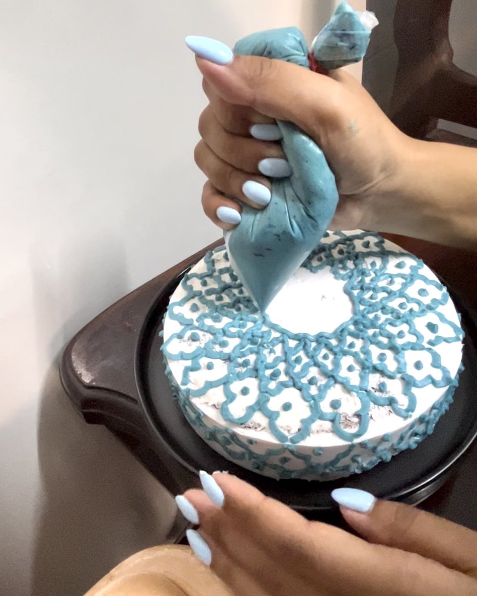 INTHAISTUDIO's tweet photo. #เค้กลายไทย
#เค้กลายคราม #ลายคราม #ลายไทย #blueandwhite #แต่งเค้ก https://t.co/yZ0pAvWiFD