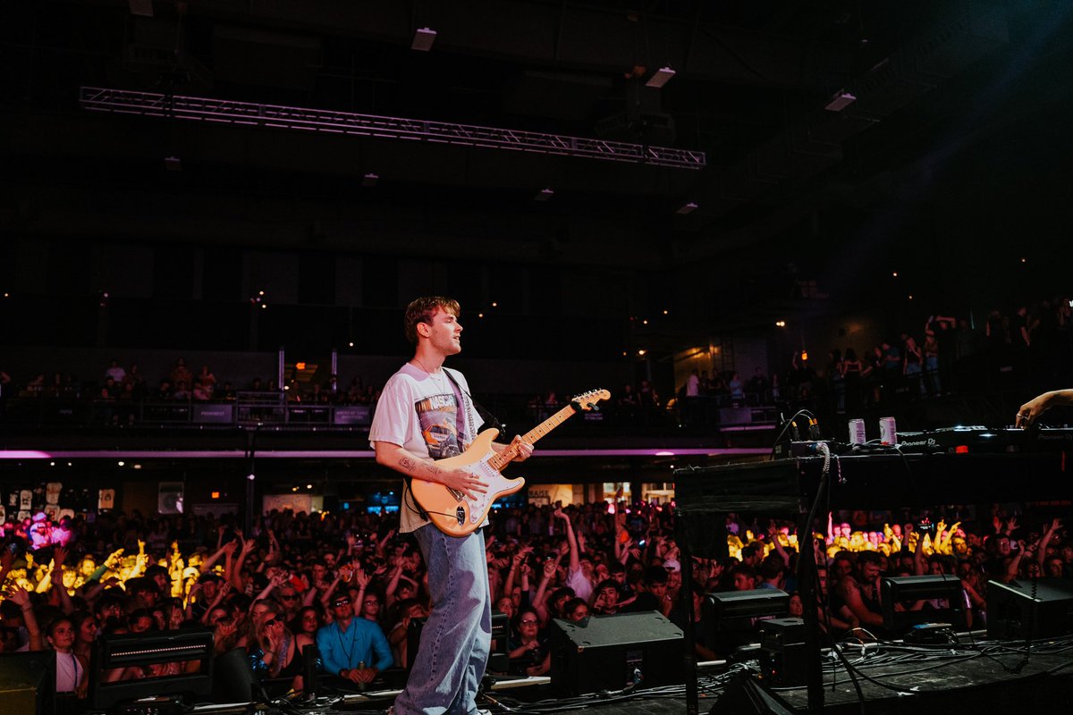 NOTD's tweet photo. PITTSBURGH! first night of the @twofriendsmusic tour, was amazing <3 https://t.co/7wPoKiZOzu