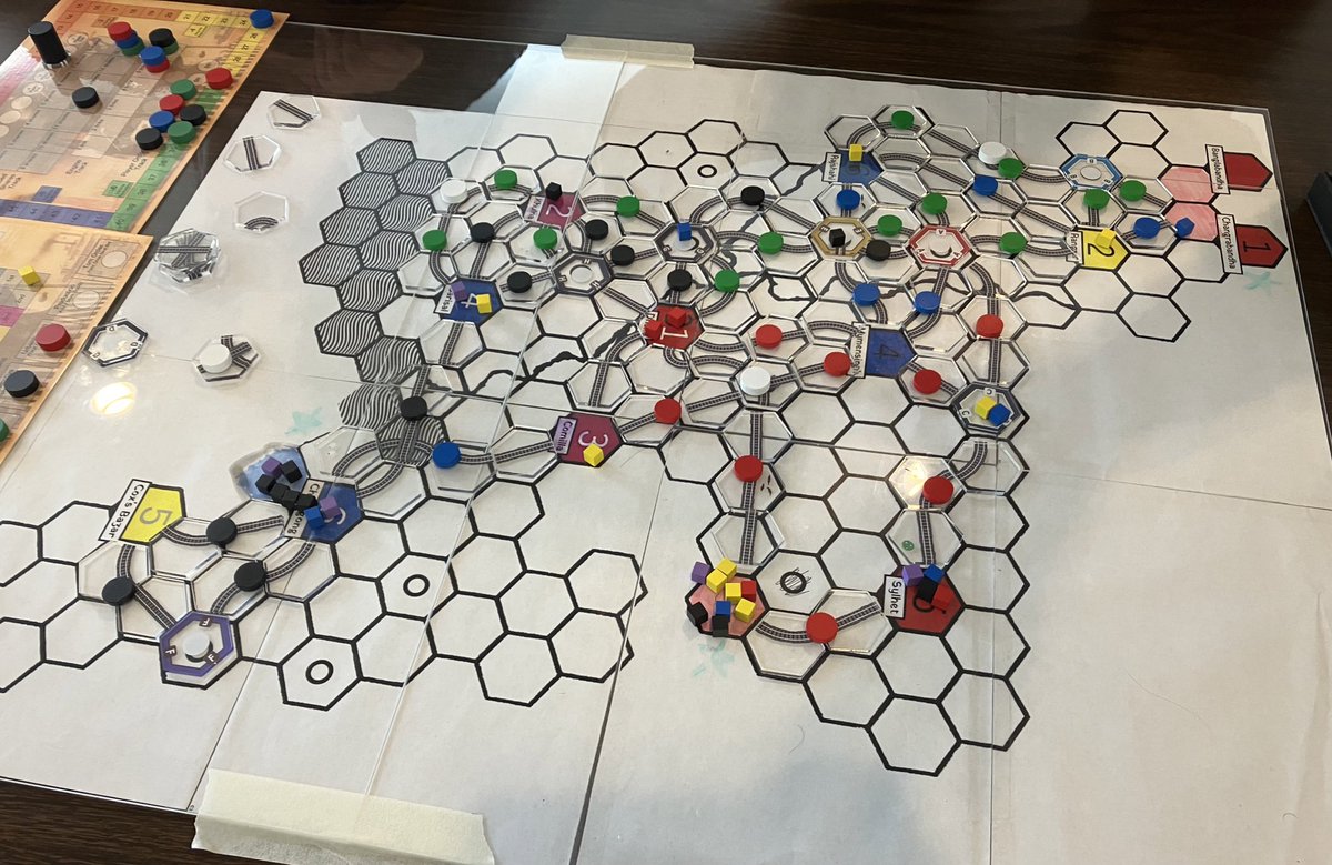 Age of Steam: Bangladesh

ボストンで会った友人Zのプロト！特定のラウンドで中心都市に繋いでないプレイヤーは収入が下がる。繋いでいたらいたで線路の所有権を剥奪されるが、後で所有権を買い戻す事ができるので、優先敷設が強い傾斜！色んな人にグラフィックお願いされるようになった、本当嬉しい