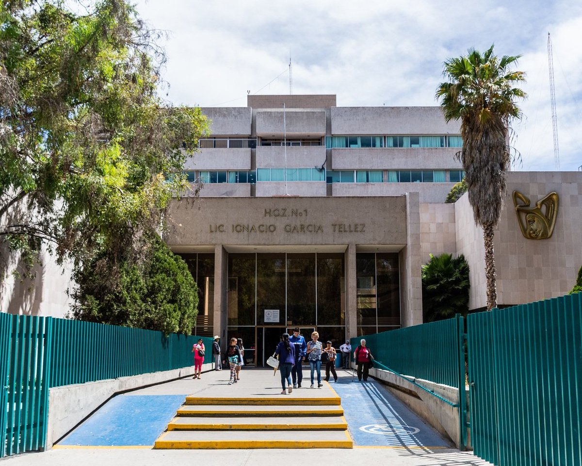 AndreaTern19's tweet photo. Desde el lunes se internó de urgencia a una persona con fístula de LCR y es hora que ninguno de los dos neurocirujanos del @Tu_IMSS @IMSSDgo se ha parado a valorarla. 

Antecedente: TCE severo en marzo 

Ya tres días y sigue en espera de valoración. https://t.co/MWy9bbncuI