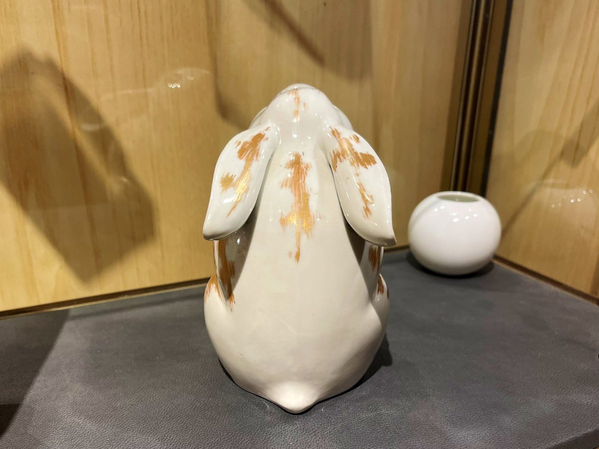GTB_sword's tweet photo. 🐇“兎白磁金彩時代置物”（一枚目）
「かわいい！」と思わず足を止めてしまうお客様もいるほど魅力的な造形。

🐉“虫籠形磁器時代香炉”（二枚目）
ハニカム構造で虫籠を表現した香炉。側面には「鯉の滝登り」の図が描かれています。

#登竜門 #porcelain #rabbit #dragon #Insectcage  #honeycomb https://t.co/b6Qtzz3uD5