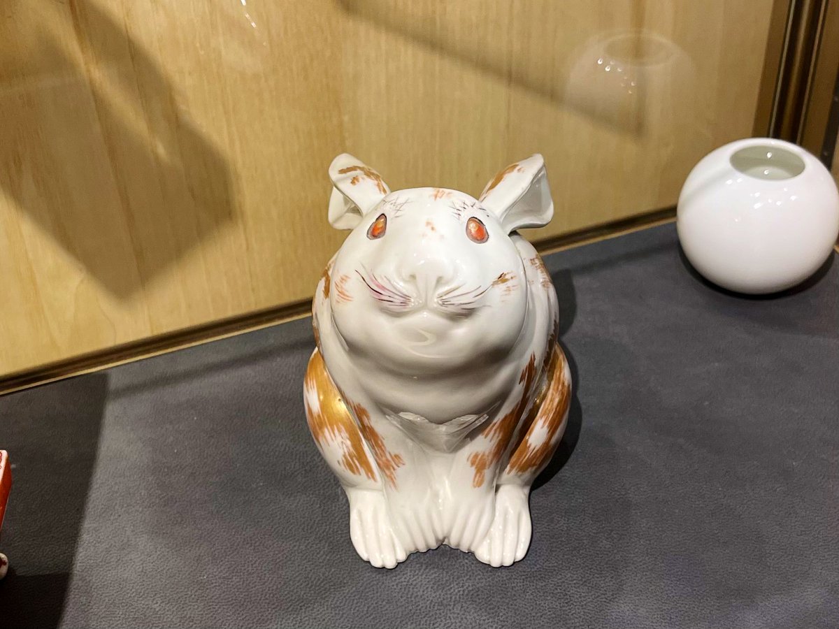 GTB_sword's tweet photo. 🐇“兎白磁金彩時代置物”（一枚目）
「かわいい！」と思わず足を止めてしまうお客様もいるほど魅力的な造形。

🐉“虫籠形磁器時代香炉”（二枚目）
ハニカム構造で虫籠を表現した香炉。側面には「鯉の滝登り」の図が描かれています。

#登竜門 #porcelain #rabbit #dragon #Insectcage  #honeycomb https://t.co/b6Qtzz3uD5
