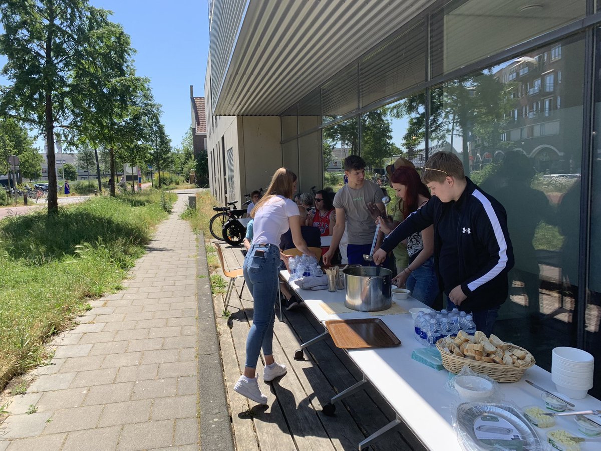 Buurtsoep. Ontmoeting tussen ouderen en jongeren in #Saendelft #Assendelft Leerlingen van het Altra College maakten heerlijke soep voor bewoners van het Kaaikhof in de JongerenHUB in Assendelft. Onder genot van de Buurtsoep werd er over de buurt gesproken. <a href="/GemZaanstad/">Gemeente Zaanstad</a>