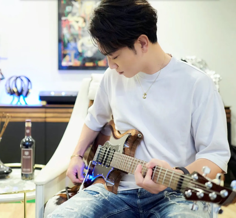 GenGuitarStudio's tweet photo. 帝人株式会社( @dakejanai_tj )の新素材 #CFaRP を使用した高音質ノイズレスギターのクラウドファンディング企画がスタートしました❗️

https://t.co/I2YouK3kLl

レヴュアーには #鮫島巧 さんが登場
非常に高い評価を頂いています✨ https://t.co/EdGtaID54Z