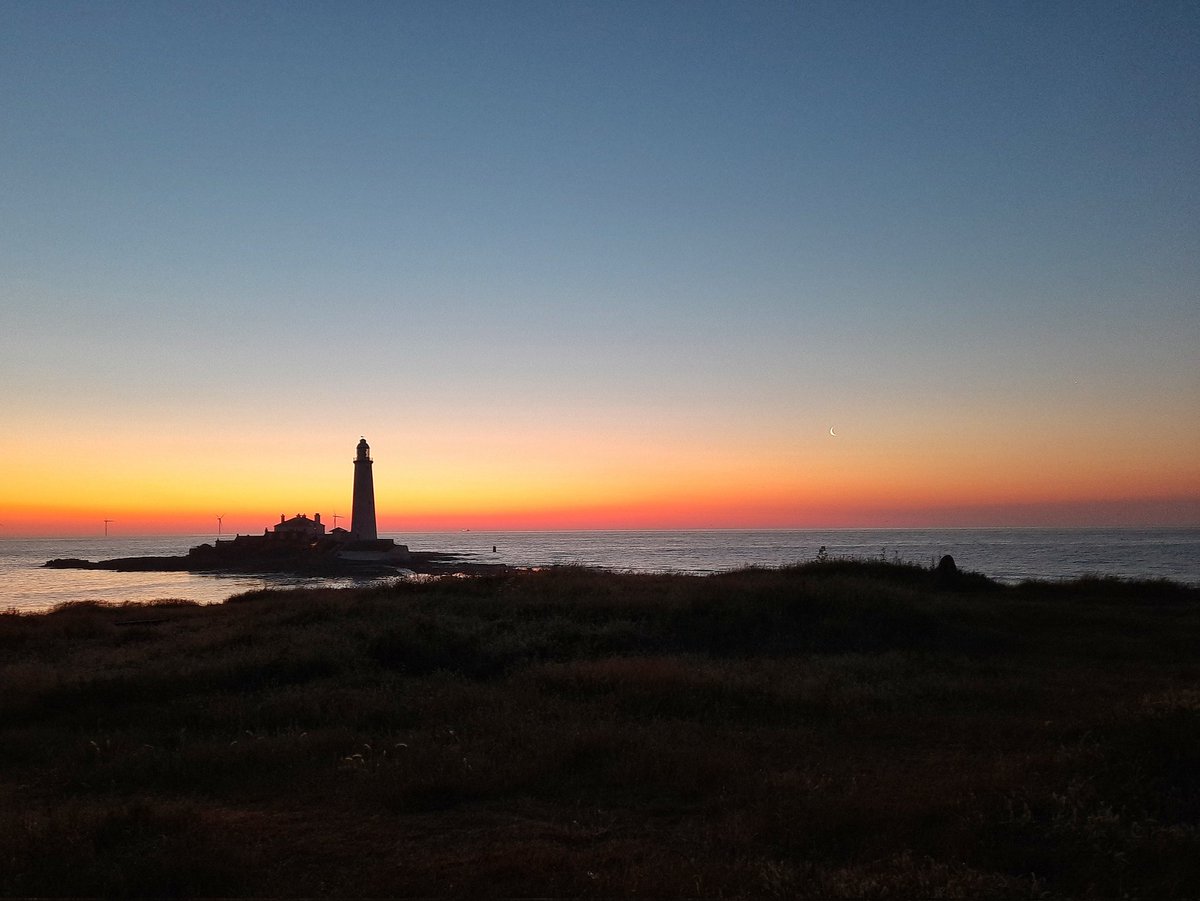 ChunAlan's tweet image. Good morning. At this time of year, the only time I shoot a sunrise is when I've been up all night 😁 Not long now. #StMarysLighthouse #WhitleyBay #Northumberland #waitingforsunrise