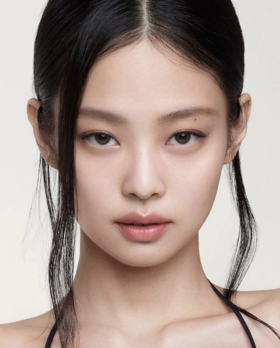 Jennie Ruby Jane has the most perfect face among idols as many patients requested her as reference, according to plastic surgeons.