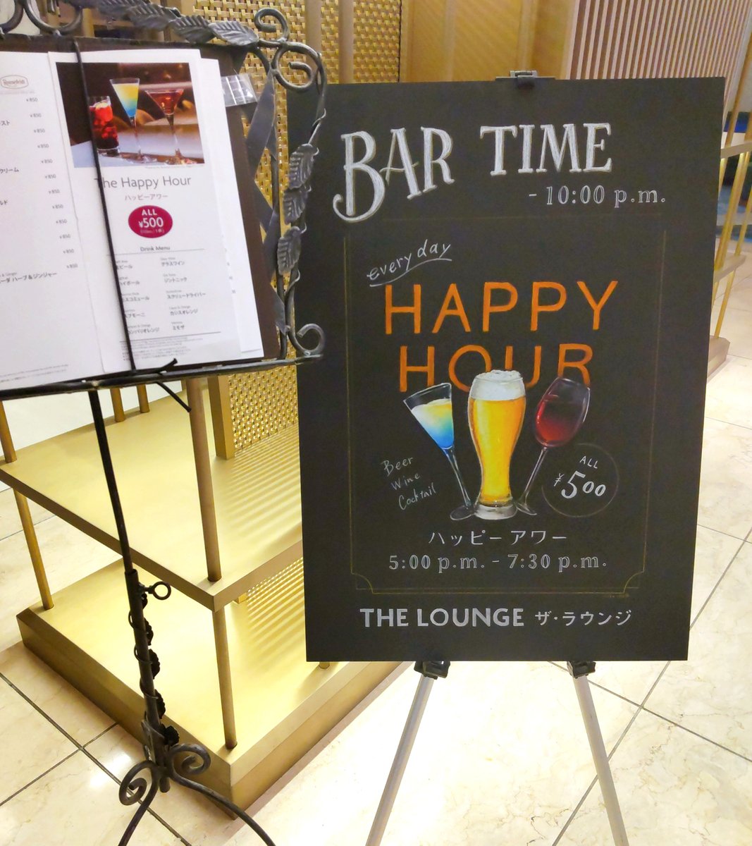 ana_cp_akita's tweet image. #ANAクラウンプラザホテル秋田 1F『ザ・ラウンジ』
CHALK SIGN様(instagram.com/yuiko666/)よりお作りいただいたチョークアート看板を設置しました。昼･夜ともオシャレで素敵な作品です‼️ホテルロビーの新たな彩りとして、お客様をお迎えいたします。
#yuikochalksign #CHALKSIGN #THELOUNGE