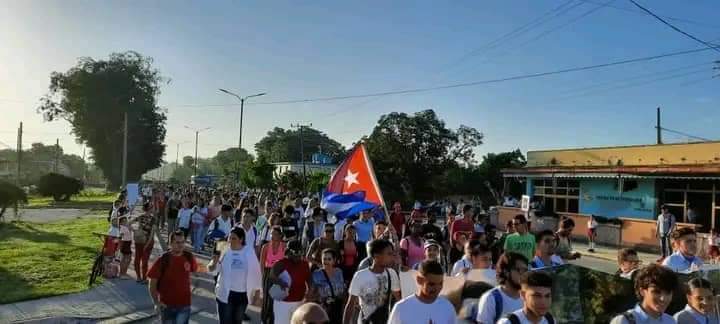 HermesDeCuba's tweet photo. Alegre, multitudinaria, comprometida, guevariana, maceísta volvió a ser la marcha del pueblo de #SantaClara este #14DeJunio, con su juventud como protagonista. 

Orgulloso de mi pueblo. Aquí seguimos, aquí estamos por el camino de Baraguá ¡HASTA LA VICTORIA SIEMPRE! https://t.co/VTVILGwIRL