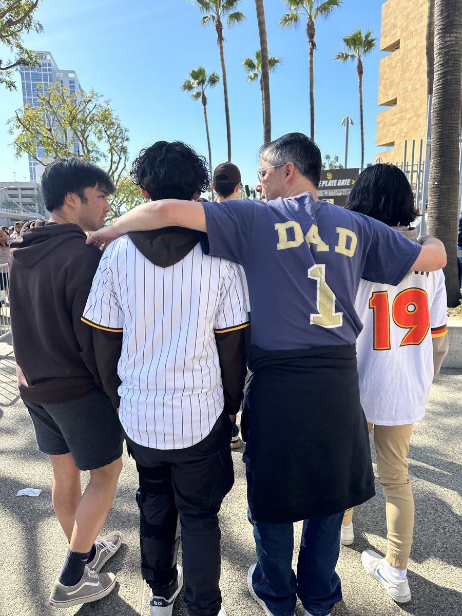 Kingjofus's tweet photo. Best Father’s Day ever. #BringTheGold #Padres https://t.co/AMIHLIJ44C
