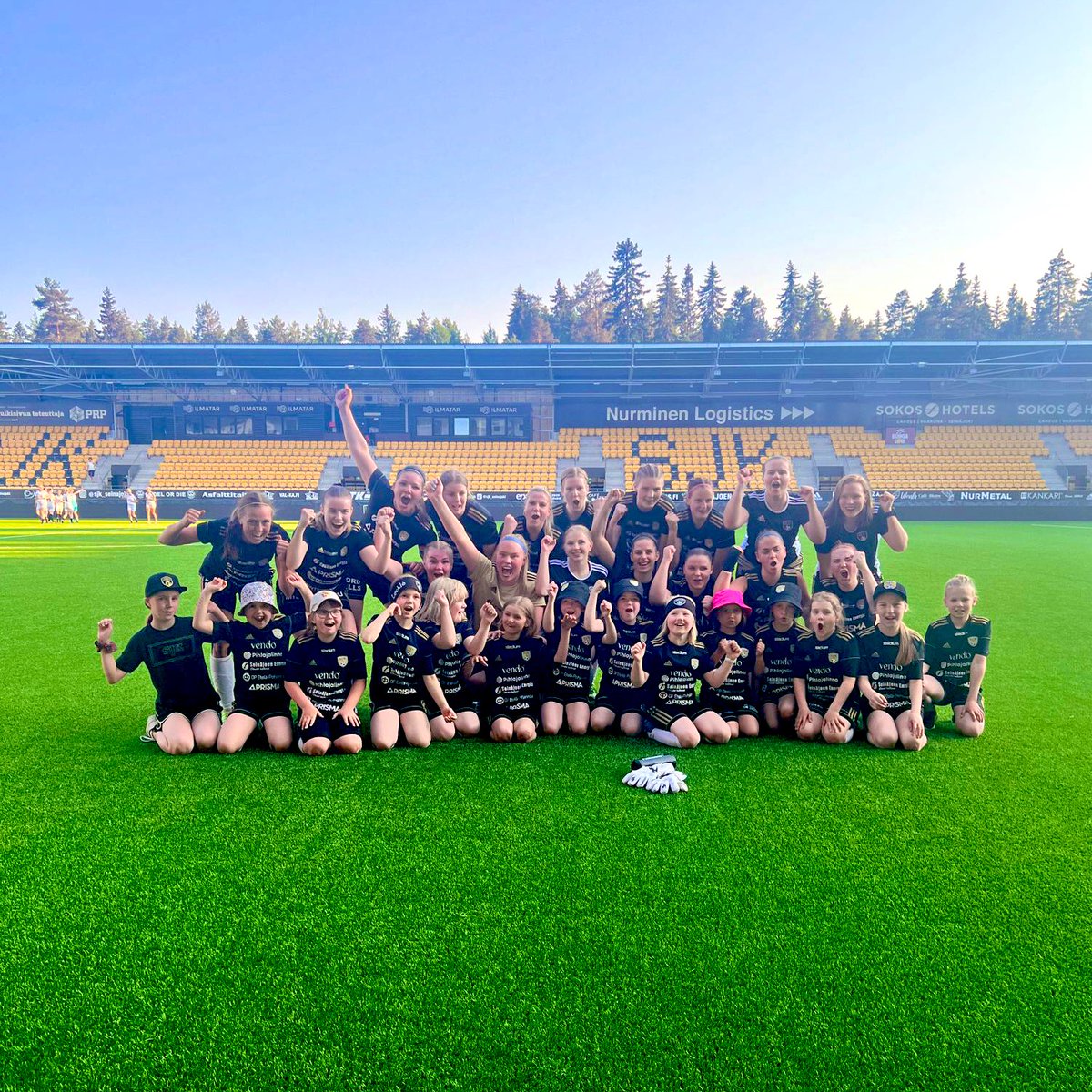 Sain kirjottaa eilen elämäni ensimmäisen nimmarin pienen futarin nimmarivihkoon. Hieno hetki niin kirjottajalle kuin pienelle nimmarin pyytäjälle. Ehkä jotain tehty oikein 🥹🫶🏻🔝 #jalkapallo #esikuvat #seinäjoki #meidänkerho #jalkapallokuuluukaikille
