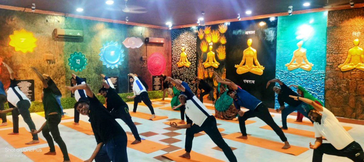 IN_Circars's tweet photo. On 15 Jun 23,#INSCIRCARS Conducted Common Yoga Protocol at Sailors' Institute for service and civilian staff, towards IDY-23. Different aasanas amd mudraas were practised in the yoga session.
#IndianNavy #HealthForAll #visakhapatnam #EasterNavalCommand
#yoga #IDY2023Countdown https://t.co/nOCfEWpH2l