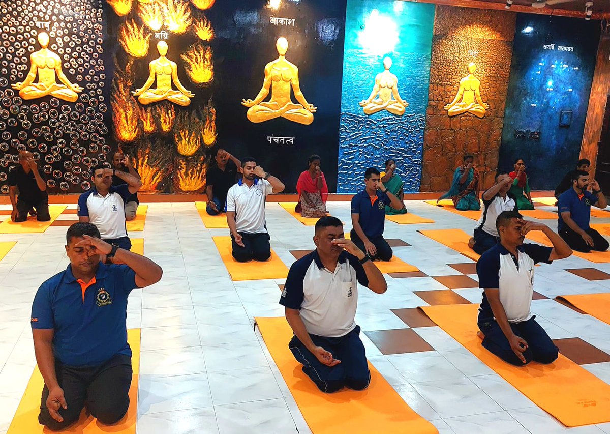 IN_Circars's tweet photo. On 15 Jun 23,#INSCIRCARS Conducted Common Yoga Protocol at Sailors' Institute for service and civilian staff, towards IDY-23. Different aasanas amd mudraas were practised in the yoga session.
#IndianNavy #HealthForAll #visakhapatnam #EasterNavalCommand
#yoga #IDY2023Countdown https://t.co/nOCfEWpH2l