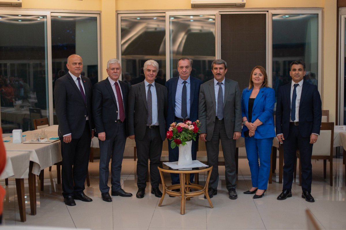 Genel Müdür Yardımcımız Dr. Bülent SÖNMEZ’in emekliye ayrılması sebebiyle enstitümüzde veda programı düzenlendi. TAGEM  ailesi olarak, Genel Müdürlüğümüze yaptığı çalışmalar için kendilerine  teşekkür eder, sağlıklı ve huzur dolu emeklilik yaşamı dileriz. <a href="/TCTarim/">T.C. Tarım ve Orman Bakanlığı</a> @TAGEM_ANKARA